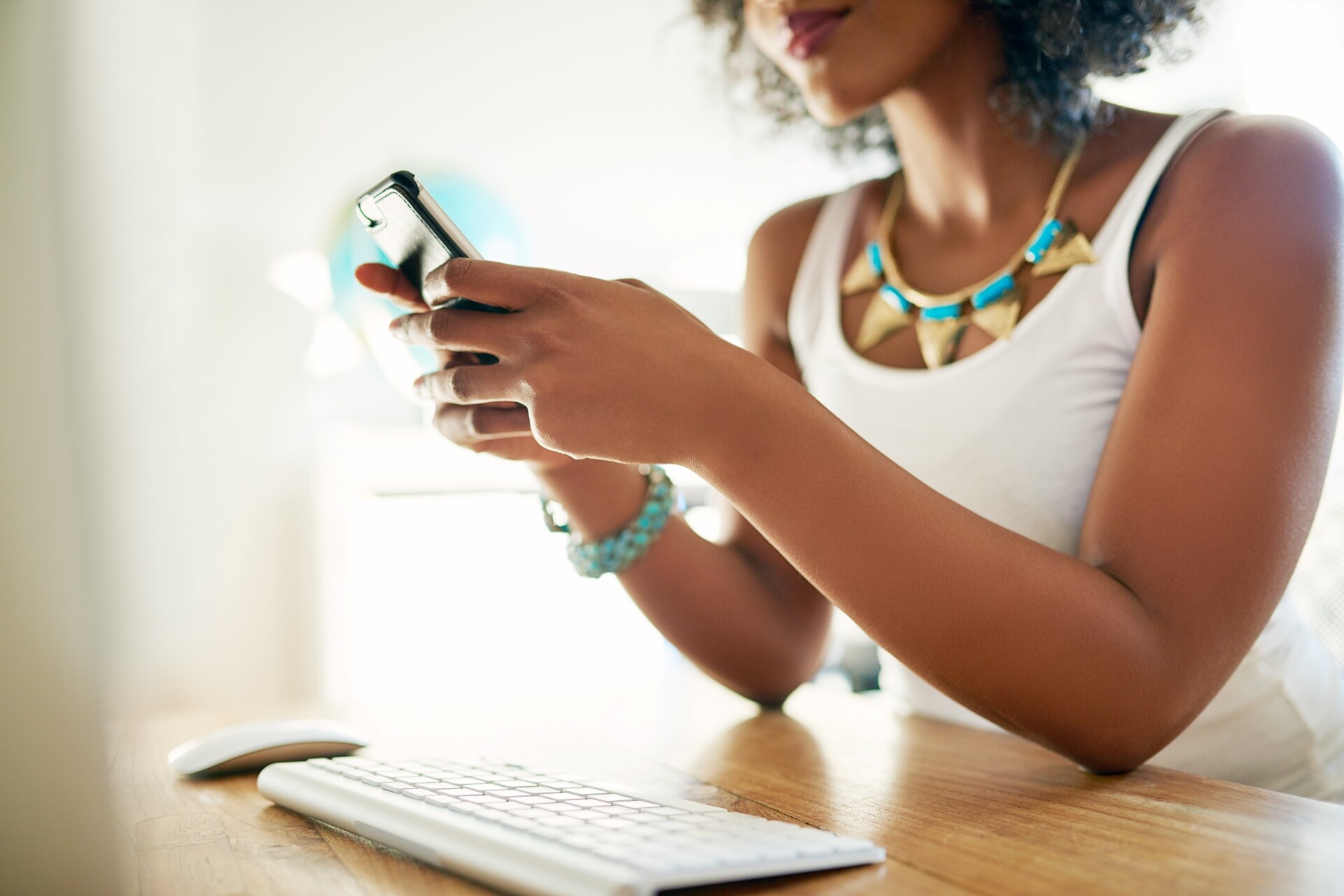 AdobeStock_126955443@1920 Woman on phone and computer